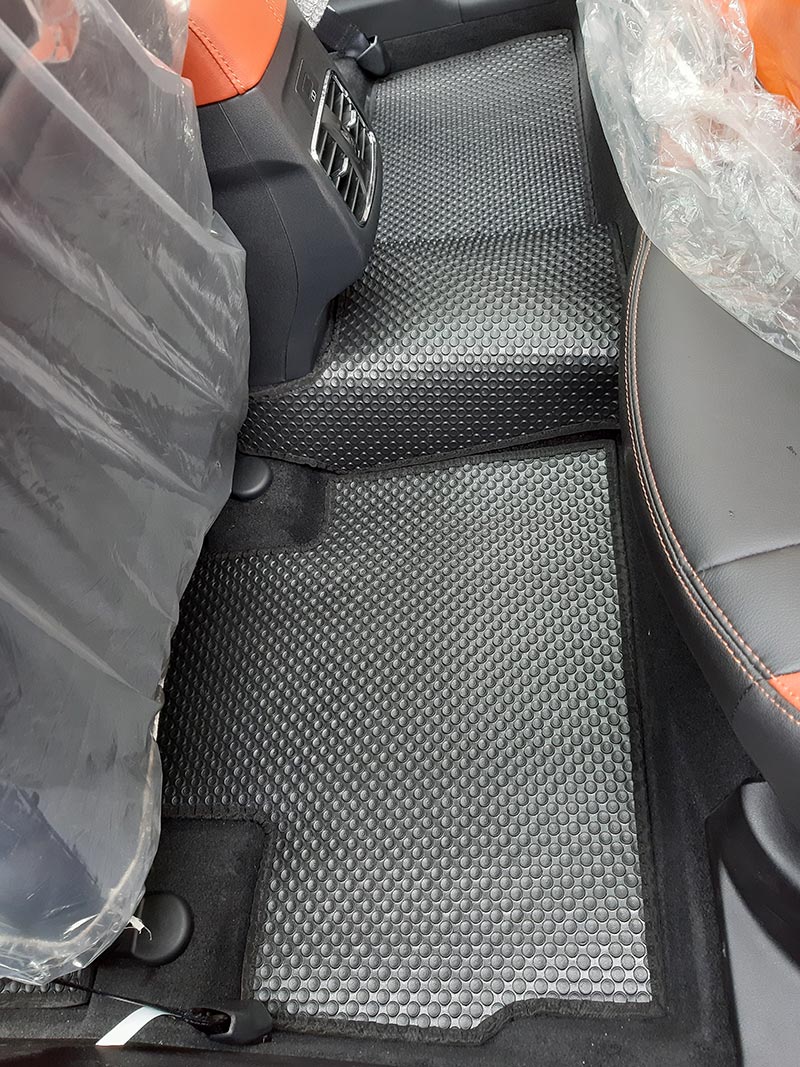 thảm lót sàn ô tô bằng cao su trên hàng ghế thứ 2 của xe BAIC X55